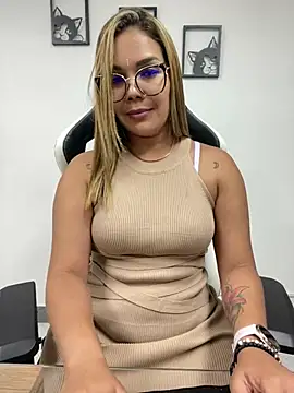Stripchat Sex Cam for KellyBrooklyn_