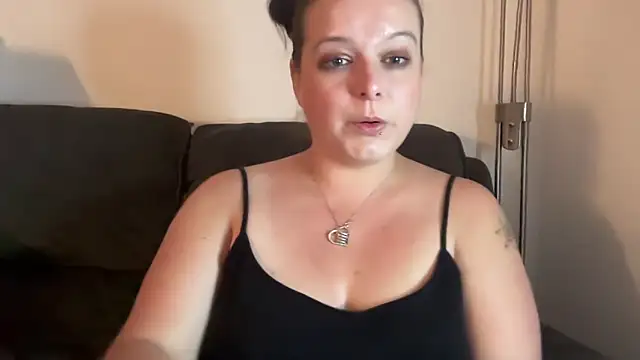 Stripchat Sex Cam for NaughtyWifeUK