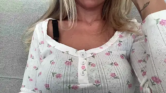 Stripchat Sex Cam for BombshellBunny
